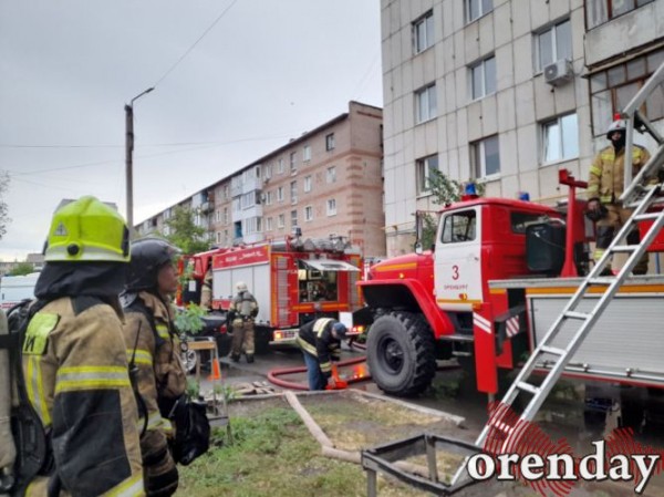 Возможно, из-за грозы в Оренбурге загорелась квартира в многоэтажке
