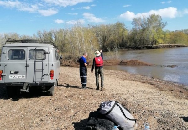 Перевернулась лодка. Под Оренбургом сотрудники АСС спасли туриста