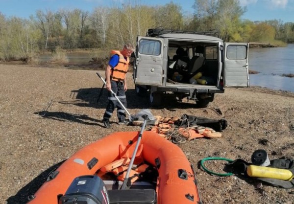 Перевернулась лодка. Под Оренбургом сотрудники АСС спасли туриста