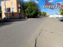 По улице Невельской в Оренбурге из-за обилия ям ремонт плачет