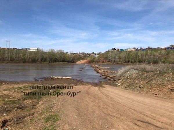 
Старый мост в Илекском районе снесло ледоходом 3 года назад, а новый тонет во время паводка		