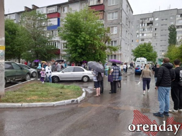 Возможно, из-за грозы в Оренбурге загорелась квартира в многоэтажке