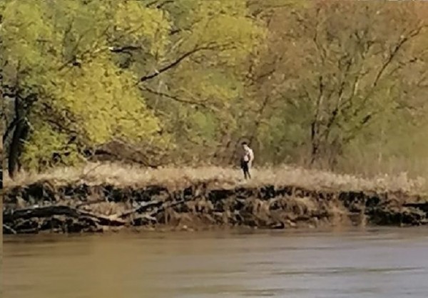 Перевернулась лодка. Под Оренбургом сотрудники АСС спасли туриста