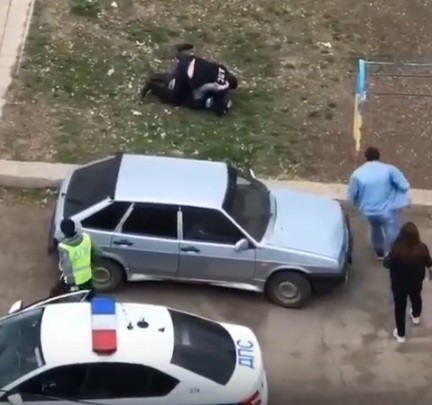 В Оренбурге пьяный мужчина с топором наводил страх на детской площадке (18+)