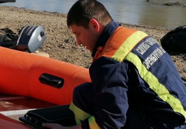 Перевернулась лодка. Под Оренбургом сотрудники АСС спасли туриста