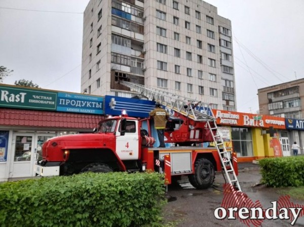 Возможно, из-за грозы в Оренбурге загорелась квартира в многоэтажке