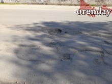 По улице Невельской в Оренбурге из-за обилия ям ремонт плачет