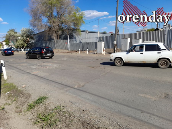 По улице Невельской в Оренбурге из-за обилия ям ремонт плачет