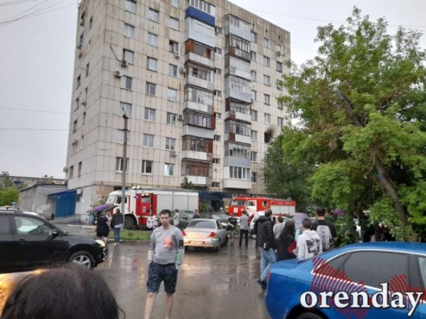 Возможно, из-за грозы в Оренбурге загорелась квартира в многоэтажке