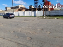 По улице Невельской в Оренбурге из-за обилия ям ремонт плачет