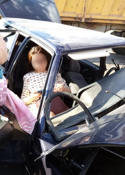 Под Саракташом при столкновении ВАЗа и фуры в салоне зажало беременную девушку