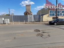 По улице Невельской в Оренбурге из-за обилия ям ремонт плачет