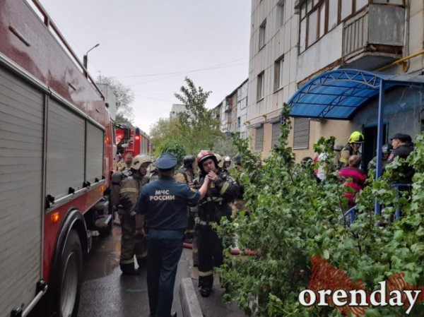 Возможно, из-за грозы в Оренбурге загорелась квартира в многоэтажке