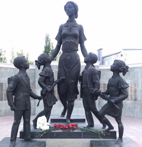 Оренбуржцы несут цветы и мягкие игрушки к памятнику учительнице на Советской