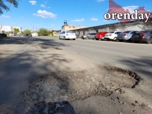 По улице Невельской в Оренбурге из-за обилия ям ремонт плачет
