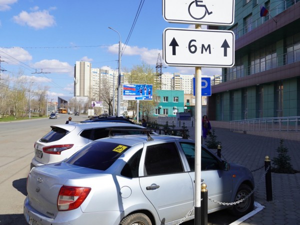 В Оренбурге проверили парковки для инвалидов