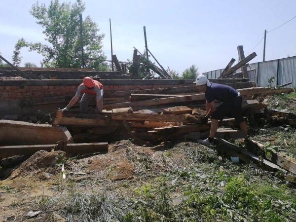 В Оренбурге начали сносить незаконно построенный дом