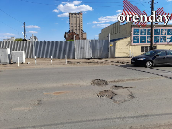 По улице Невельской в Оренбурге из-за обилия ям ремонт плачет