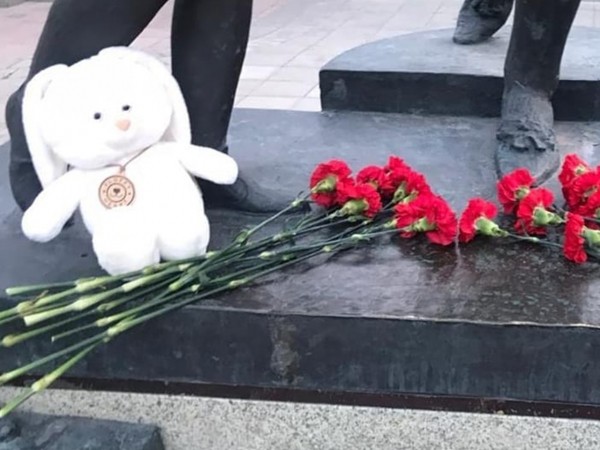 Оренбуржцы несут цветы к стихийному мемориалу в память о погибших в Казани