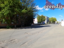 По улице Невельской в Оренбурге из-за обилия ям ремонт плачет
