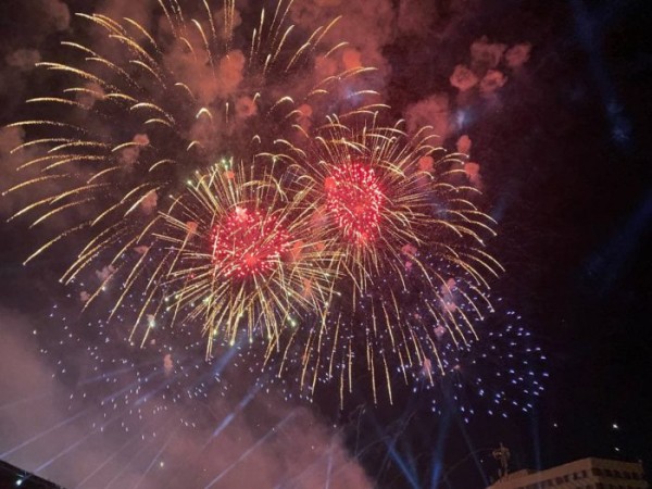 День Победы в Оренбурге завершился фейерверком на площади Ленина