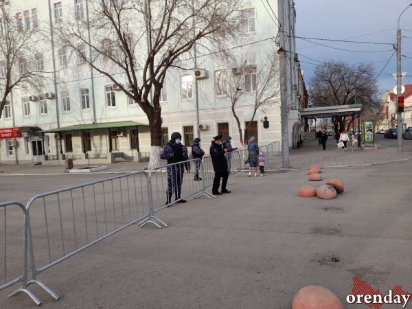 В Оренбурге сторонники Навального водили хоровод