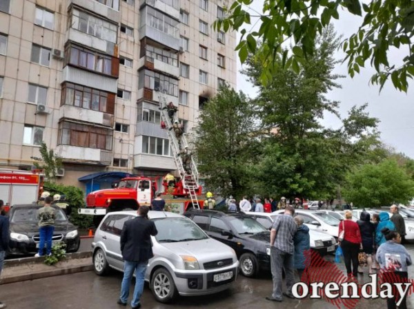 Возможно, из-за грозы в Оренбурге загорелась квартира в многоэтажке