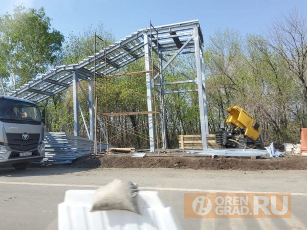 Под Оренбургом началось строительство надземных пешеходных переходов