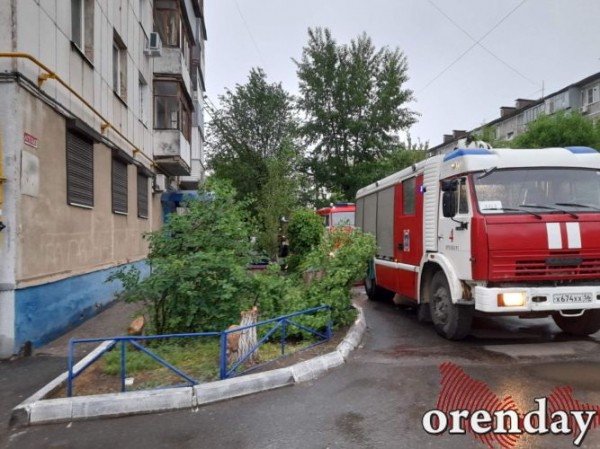 Возможно, из-за грозы в Оренбурге загорелась квартира в многоэтажке