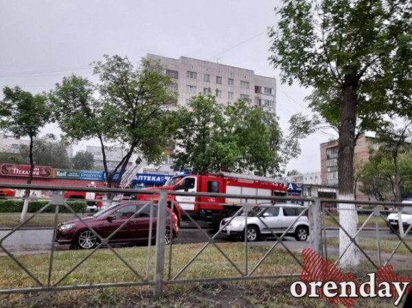 Возможно, из-за грозы в Оренбурге загорелась квартира в многоэтажке