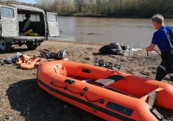 Перевернулась лодка. Под Оренбургом сотрудники АСС спасли туриста