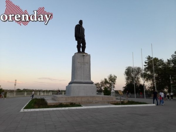 Постигнет ли памятник Чкалову в Оренбурге участь скульптуры Ленина