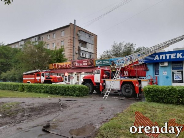 Возможно, из-за грозы в Оренбурге загорелась квартира в многоэтажке