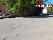 По улице Невельской в Оренбурге из-за обилия ям ремонт плачет