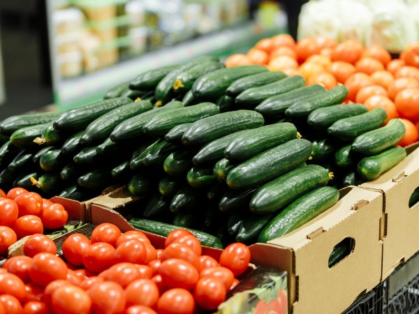 Огурцы и помидоры в Оренбургской области подешевели на 7,6% и 5,8%