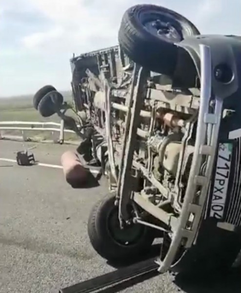 На трассе в Акбулакском районе после ДТП чуть не взорвалась "Газель"