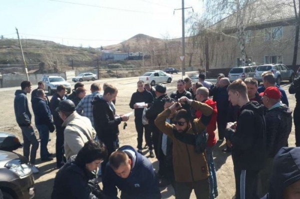 В Оренбуржье работники медно-серного комбината вышли на стихийный митинг