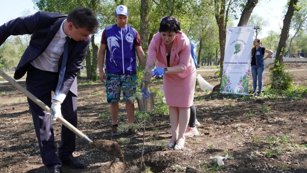 В рамках акции «Сад Памяти» оренбуржцы высадили 40 деревьев в парке имени Ленина В рамках акции «Сад Памяти» оренбуржцы высадили 40 деревьев в парке имени Ленина