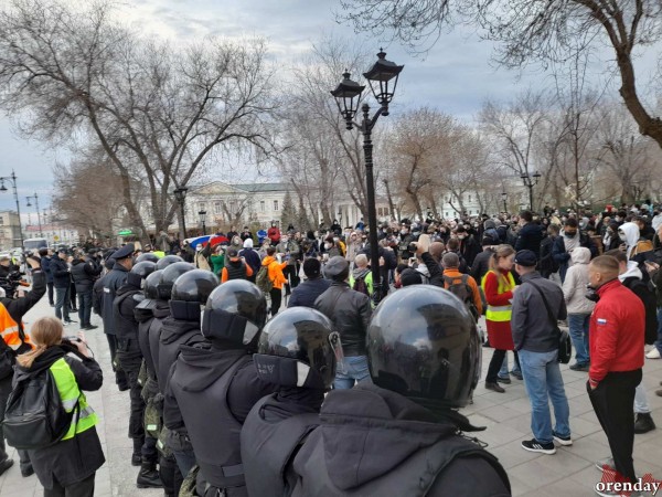 В Оренбурге сторонники Навального водили хоровод