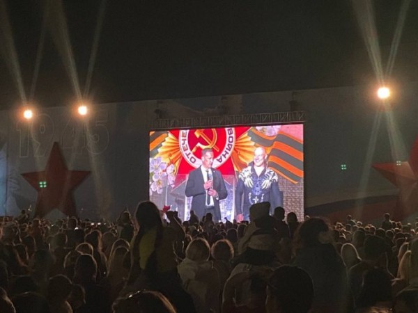 День Победы в Оренбурге завершился фейерверком на площади Ленина