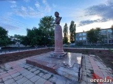 В Оренбурге памятник Пушкину уходит в забытье