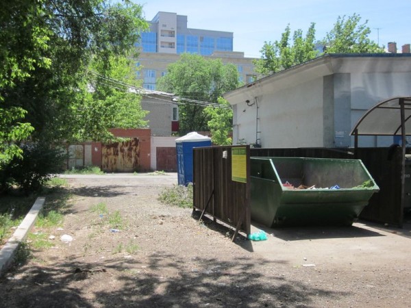 Жителей дома №3 А на улице Богдана Хмельницкого &laquo;терроризирует&raquo;... биотуалет