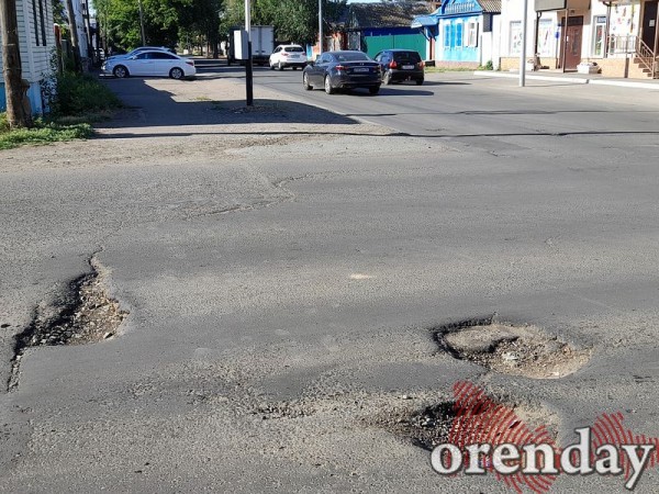 На улице Ташкенсткой в Оренбурге дорожники странным образом проводят ремонт