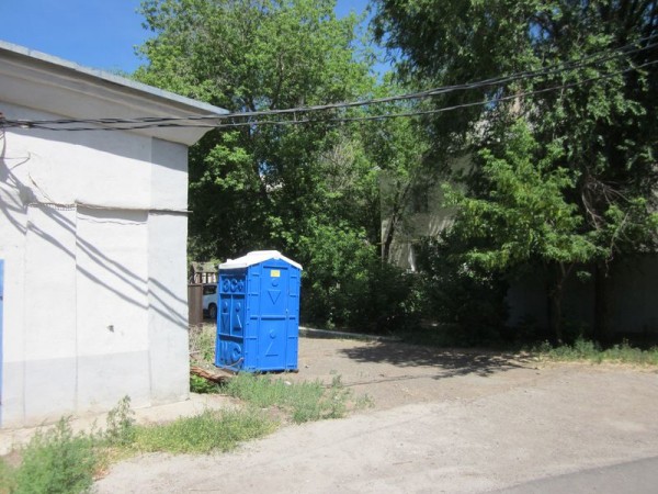 Жителей дома №3 А на улице Богдана Хмельницкого &laquo;терроризирует&raquo;... биотуалет