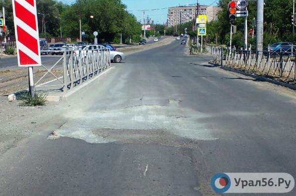 
Яму на новом асфальте в центре Орска, которая появилась 2 года назад после коммунальной аварии, заделают до конца месяца		
