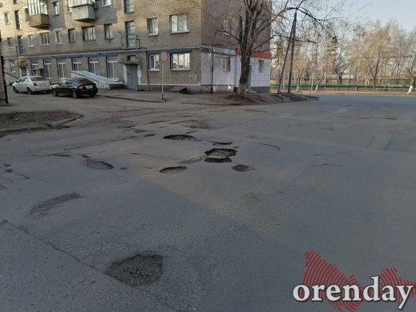 На улице Ташкенсткой в Оренбурге дорожники странным образом проводят ремонт