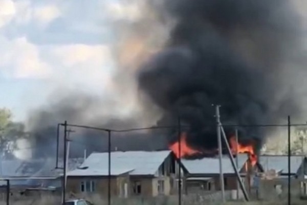 В Нежинке горят жилые дома В Нежинке горят жилые дома