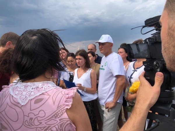 
Жителей Южного Урала, которые страдают от запаха сероводорода, пригласили на прямую линию с Путиным. Однако в эфир они так и не попали		