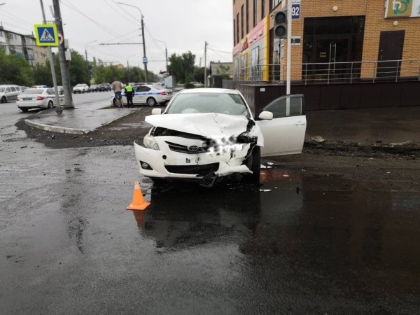 В Оренбурге на пр. Победы дорогу не поделили три автомобиля