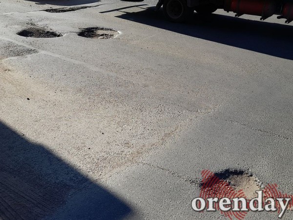 На улице Ташкенсткой в Оренбурге дорожники странным образом проводят ремонт